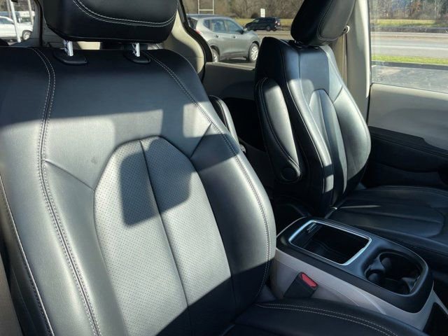 Used 2023 Chrysler Pacifica Touring-L image 11