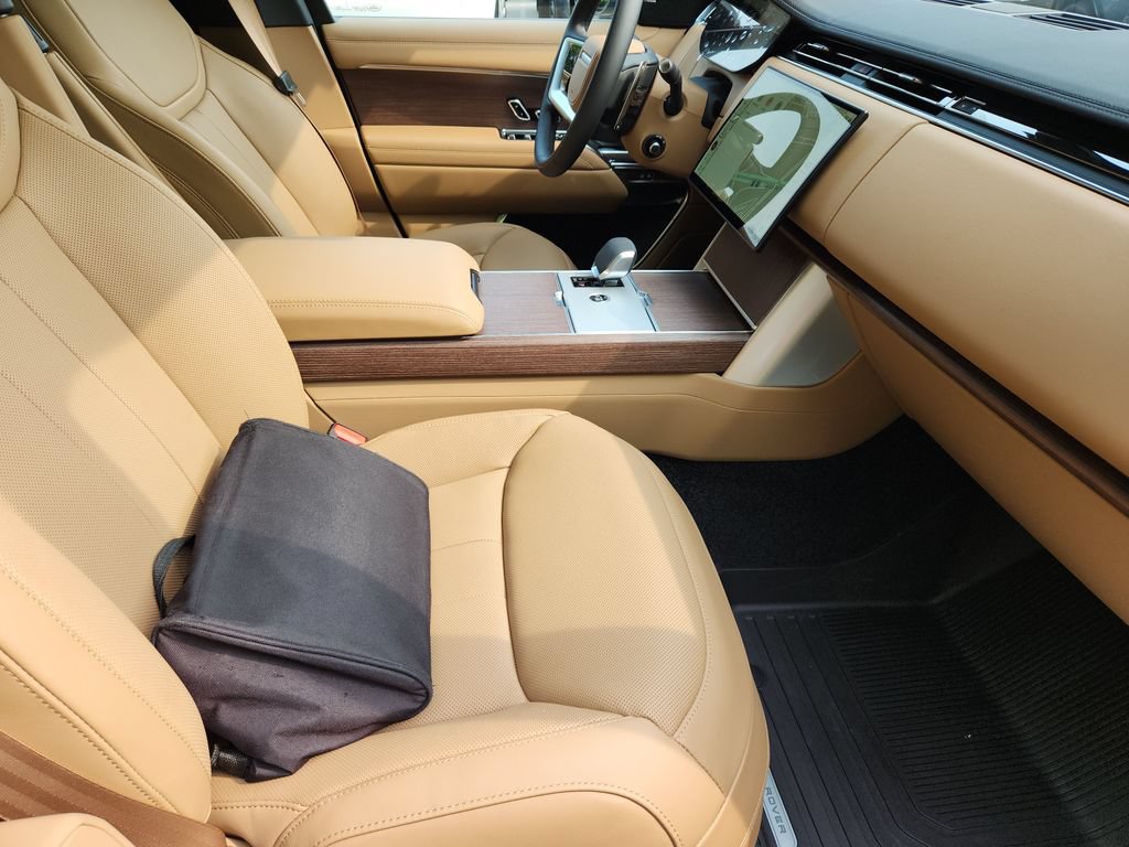 New 2026 Land Rover Range Rover Long Wheelbase SE AWD/4WD image 3