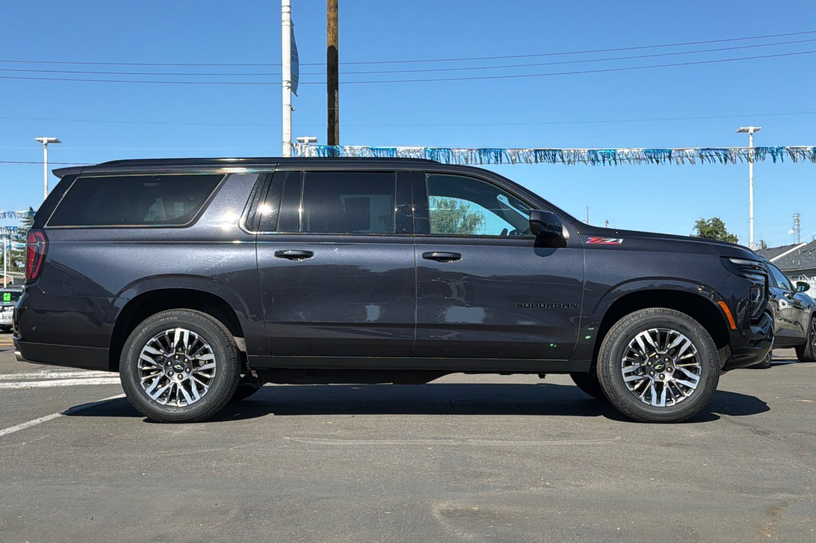 Used 2025 Chevrolet Suburban Z71 AWD/4WD image 3