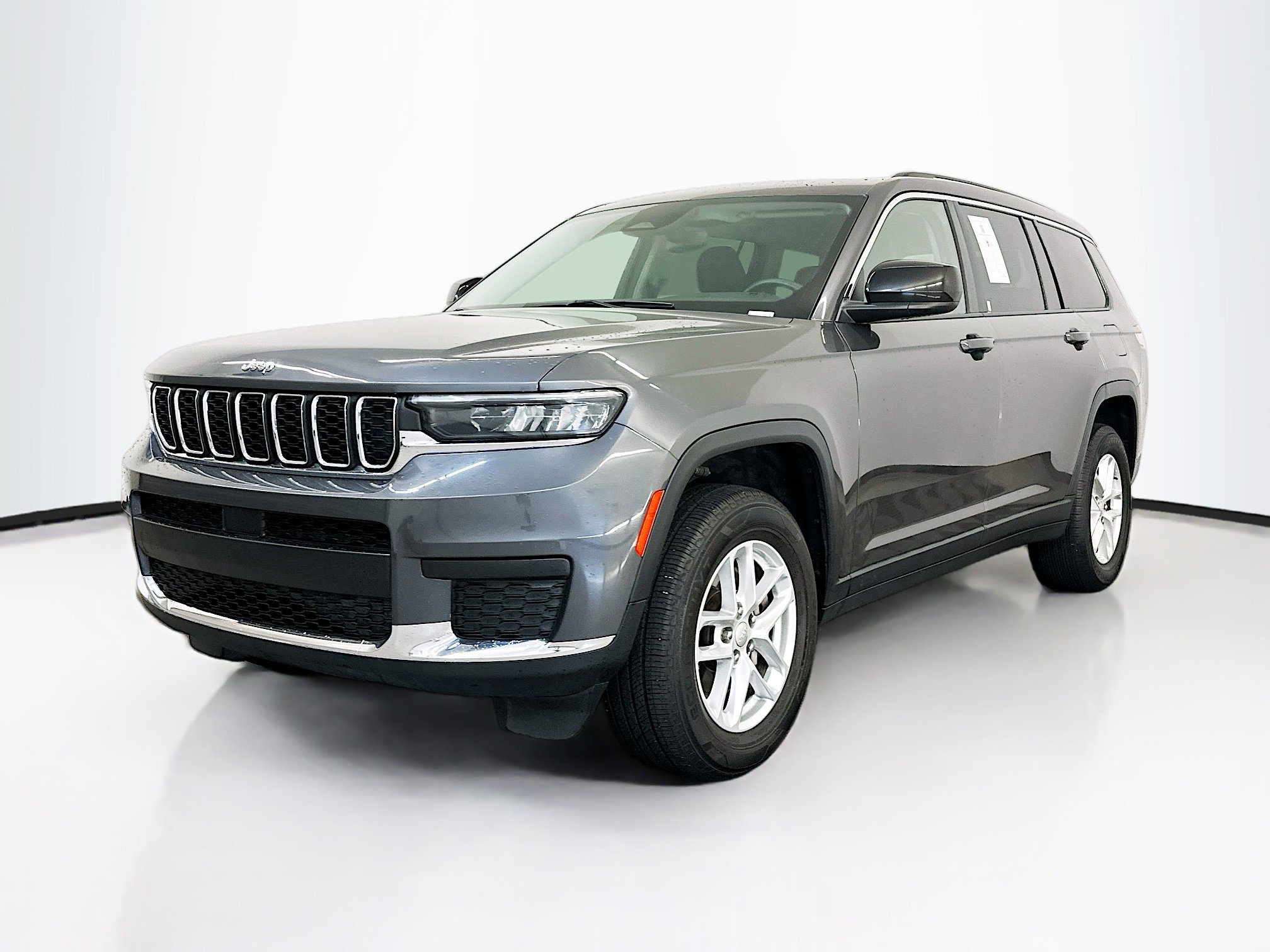 Used 2023 Jeep Grand Cherokee L Laredo image 3