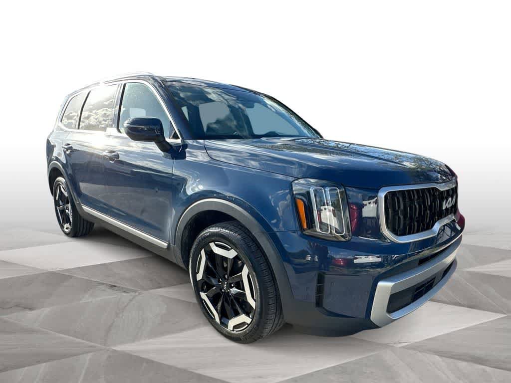 Used 2023 Kia Telluride EX w/ EX Captain's Chair Package FWD image 2