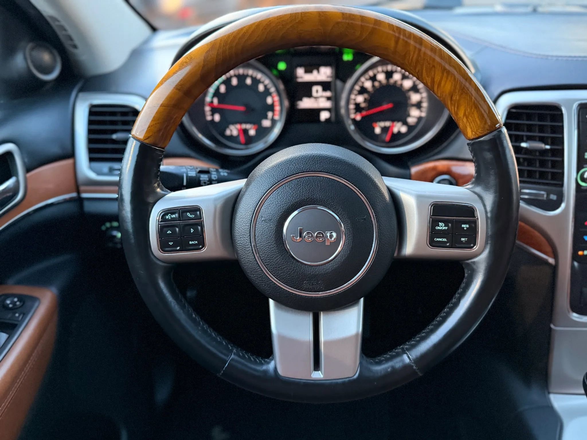 Used 2013 Jeep Grand Cherokee Overland AWD/4WD image 31