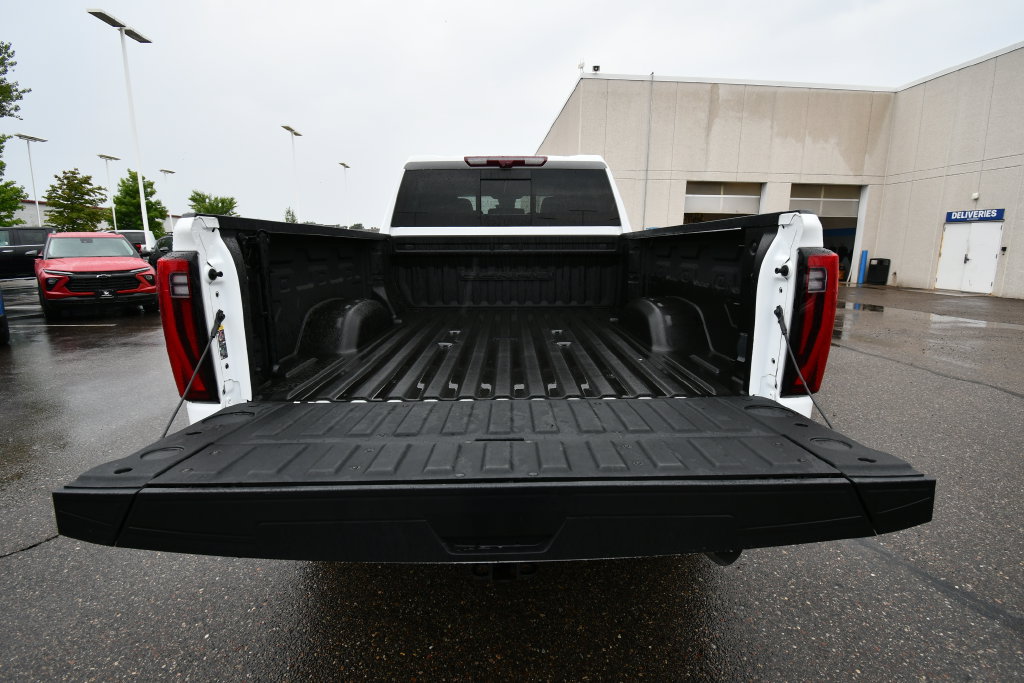 Used 2024 GMC Sierra 3500 Denali w/ Technology Package AWD/4WD image 8