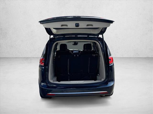 Used 2023 Chrysler Pacifica Limited w/ Uconnect Theater Family Group FWD image 7