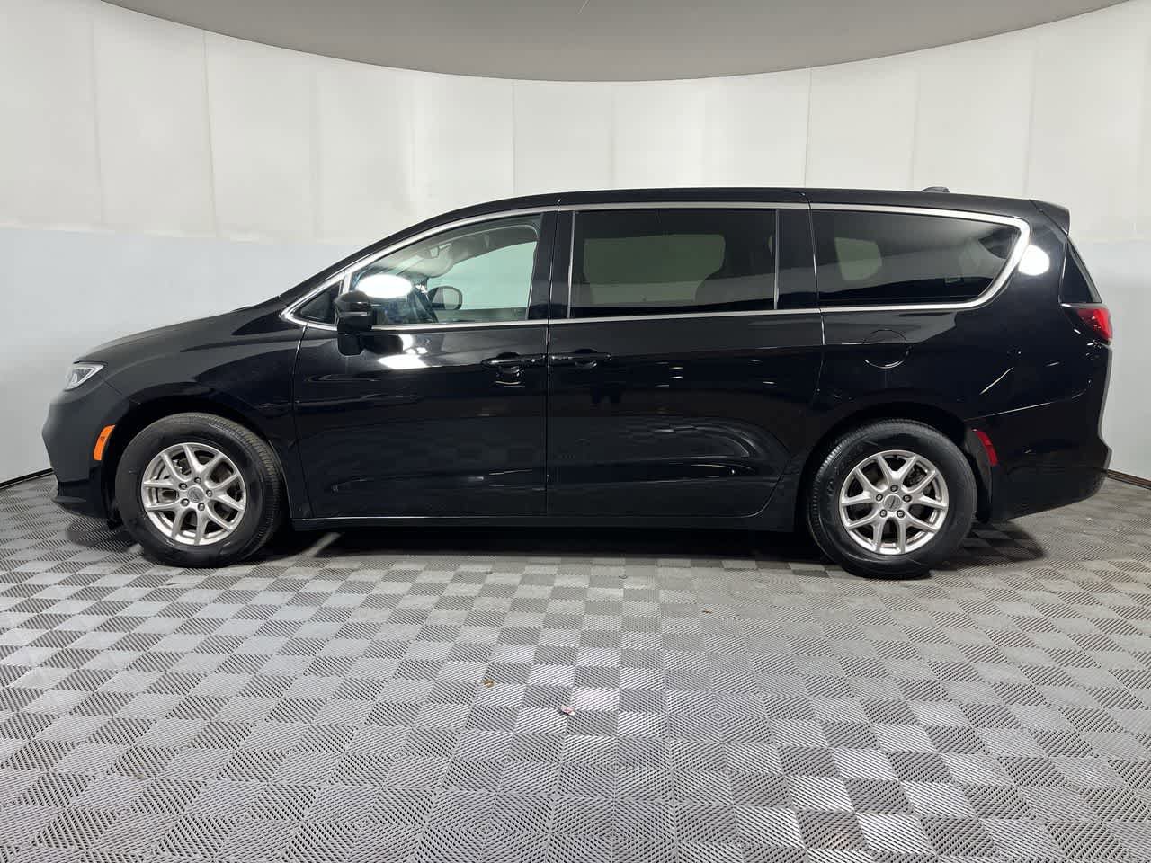 Used 2024 Chrysler Pacifica Touring-L FWD image 5