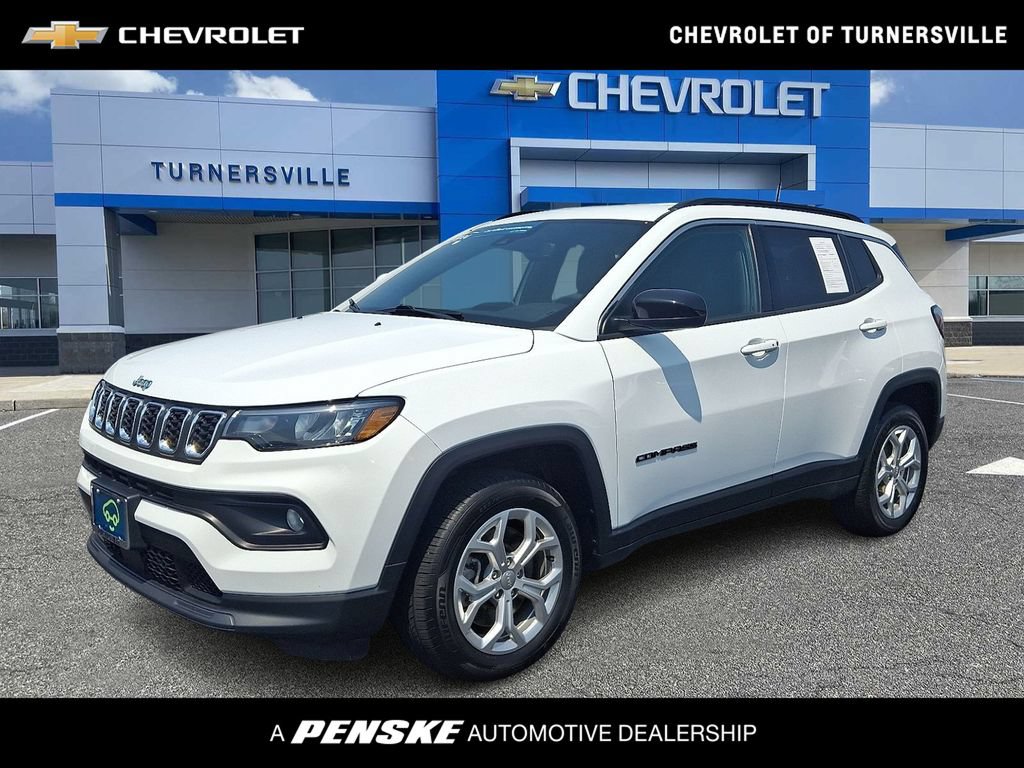 Used 2024 Jeep Compass Latitude AWD/4WD image 1