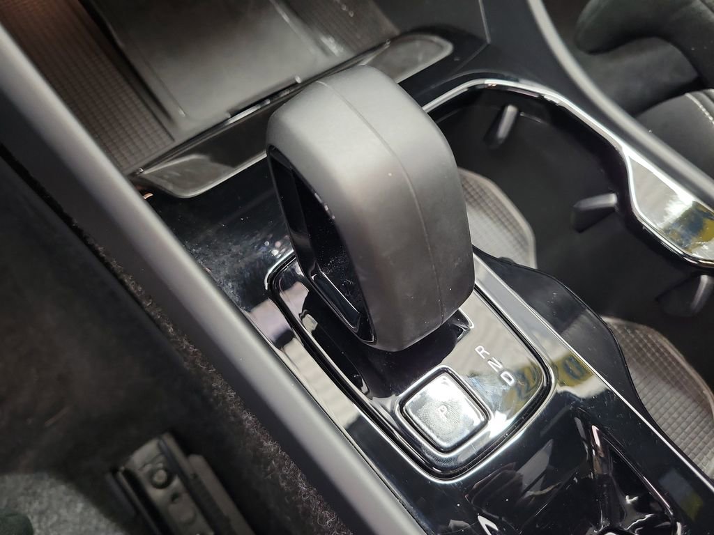 Used 2025 Volvo XC40 B5 Plus image 31