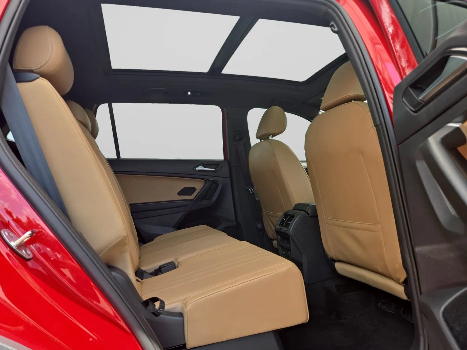 Used 2024 Volkswagen Tiguan SE R-Line FWD image 31