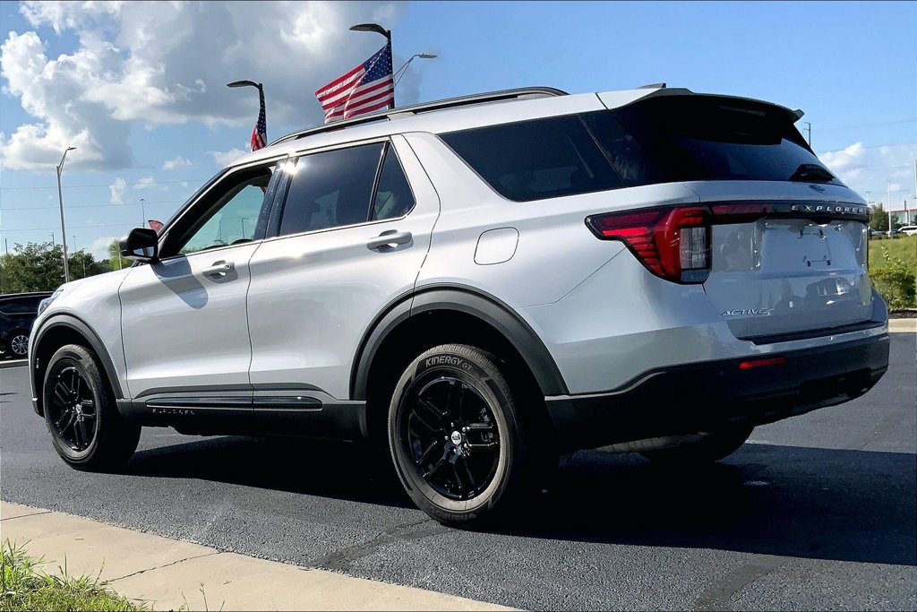 Used 2026 Ford Explorer Active AWD/4WD image 2