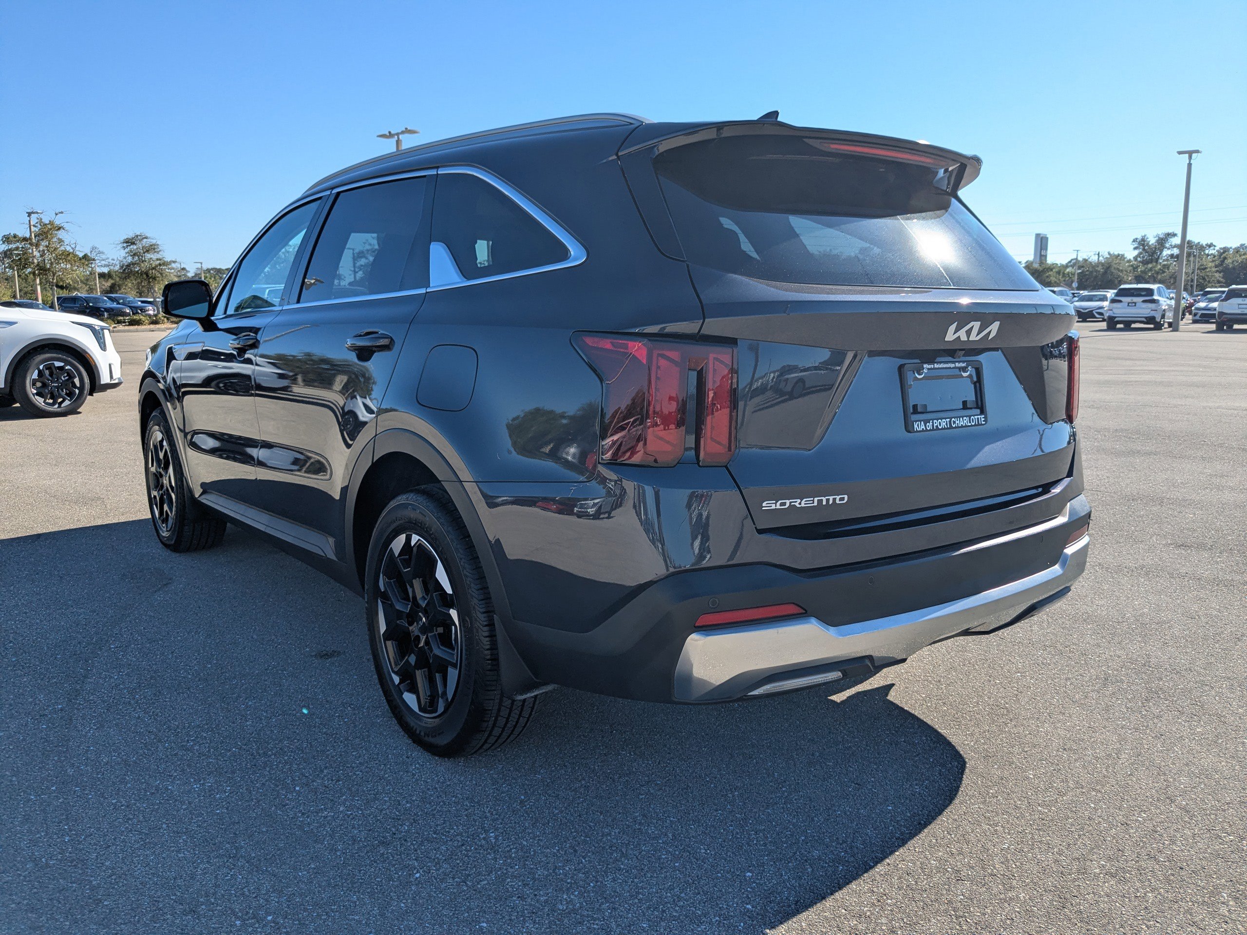 Certified 2025 Kia Sorento S w/ Panoramic Sunroof Package image 7