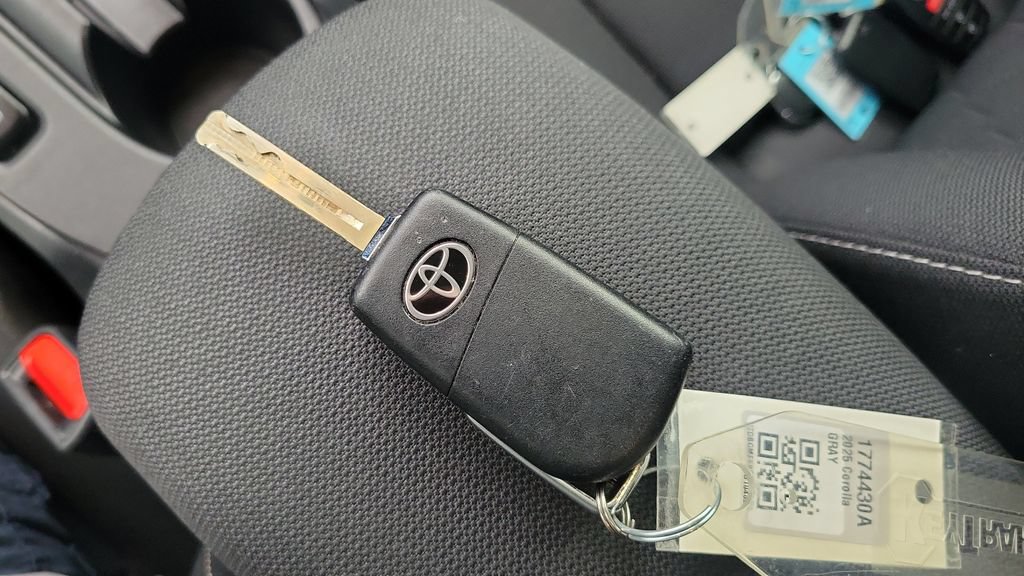 Used 2025 Toyota Corolla LE FWD image 22