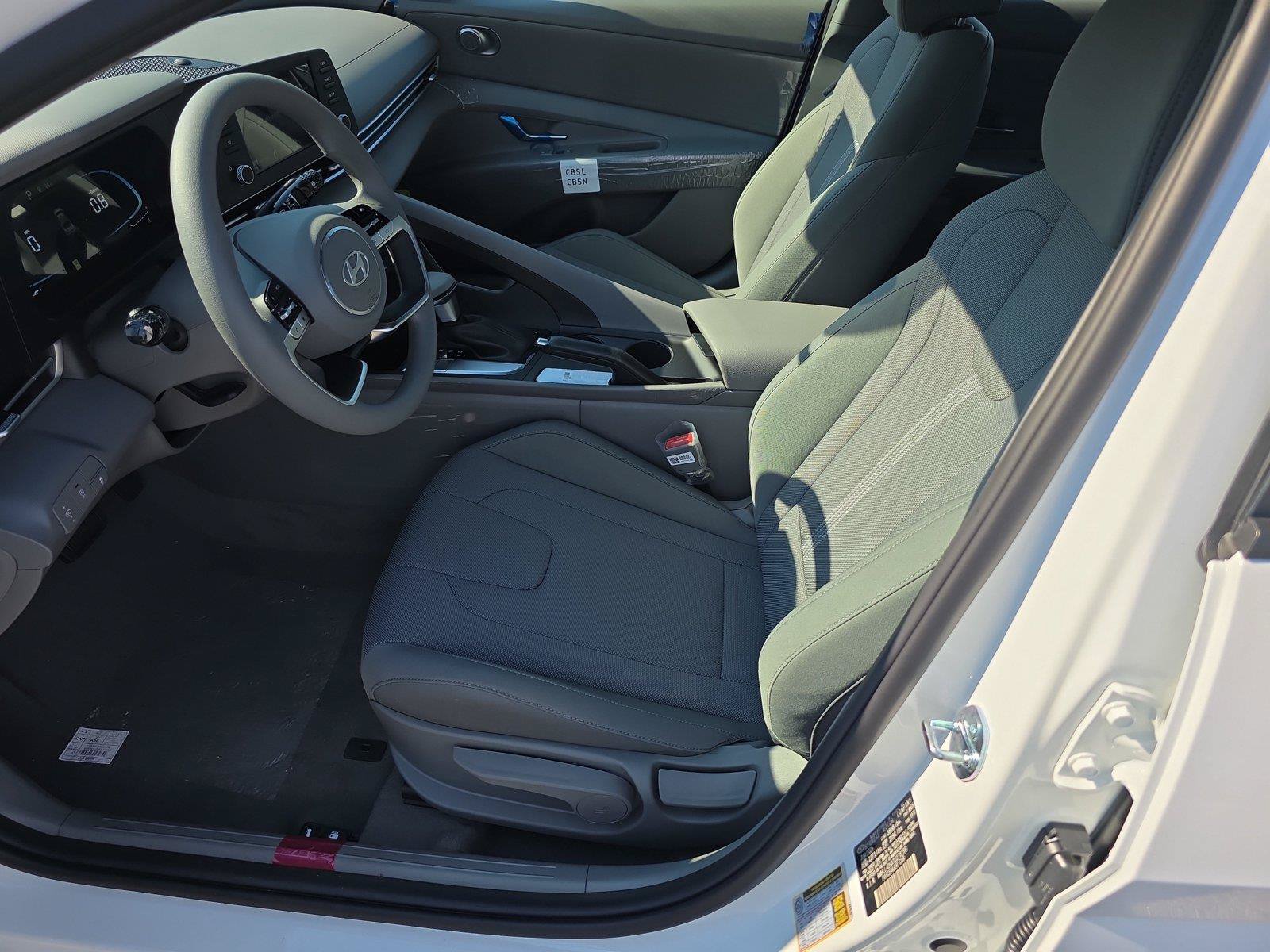 New 2026 Hyundai Elantra SE FWD image 3