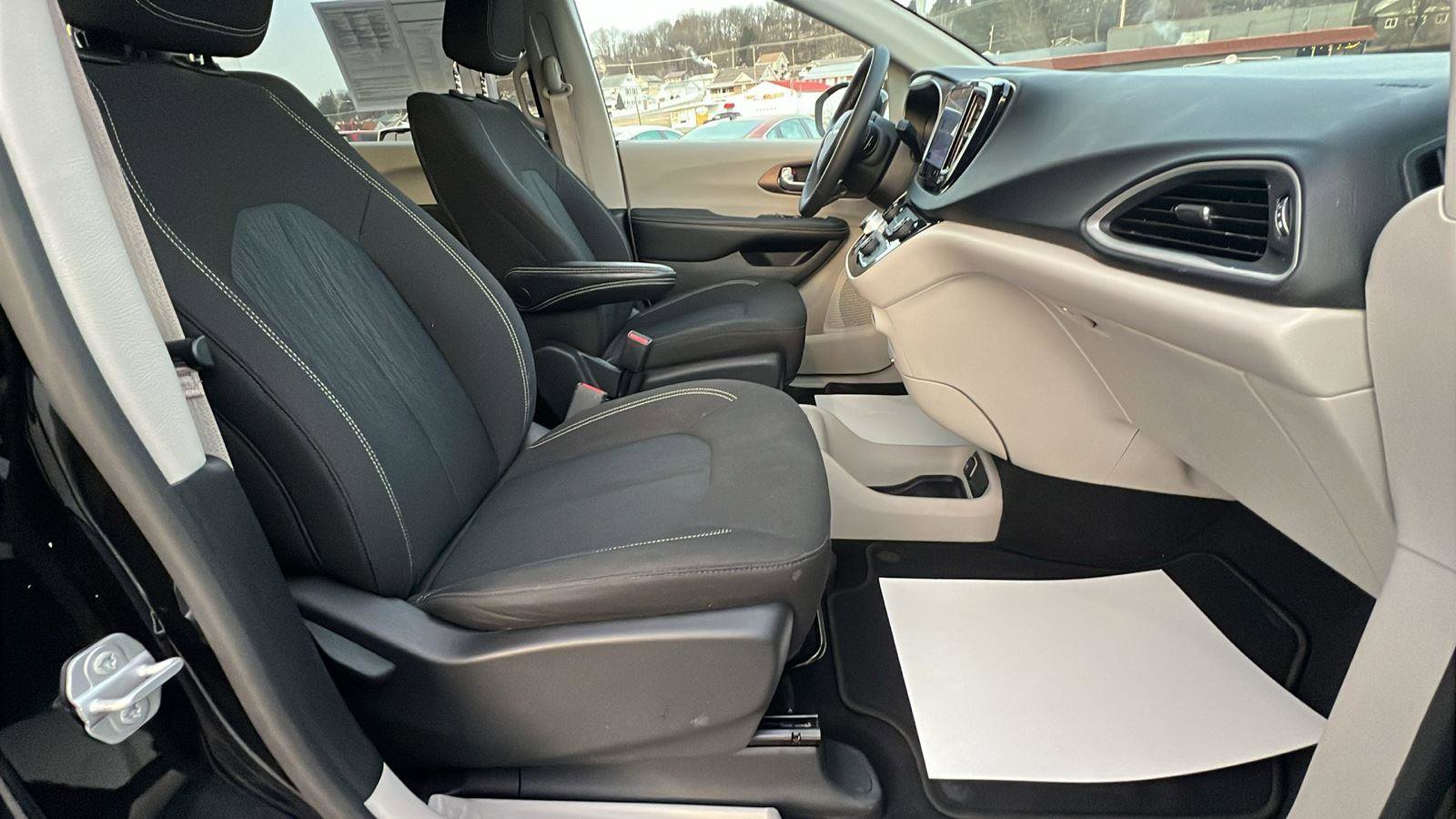 Used 2022 Chrysler Voyager LX image 13