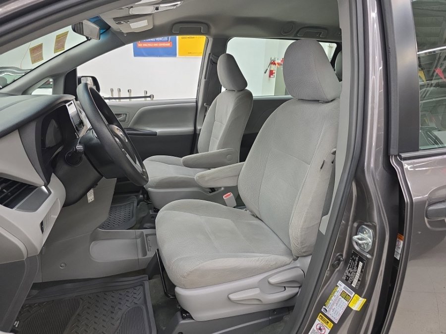 Used 2015 Toyota Sienna L FWD image 7