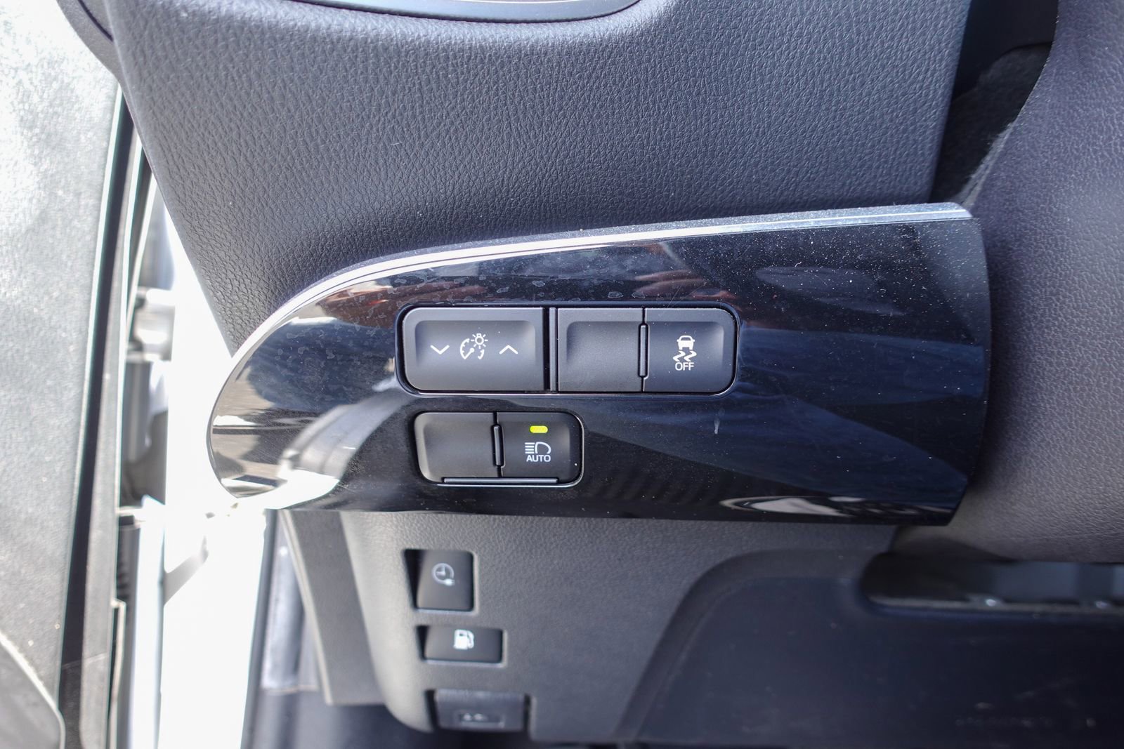 Used 2022 Toyota Prius Prime XLE FWD image 16