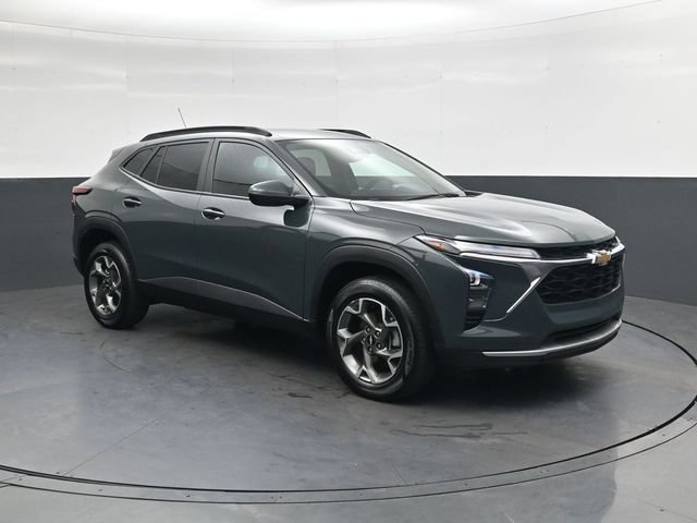 Used 2025 Chevrolet Trax LT FWD image 2