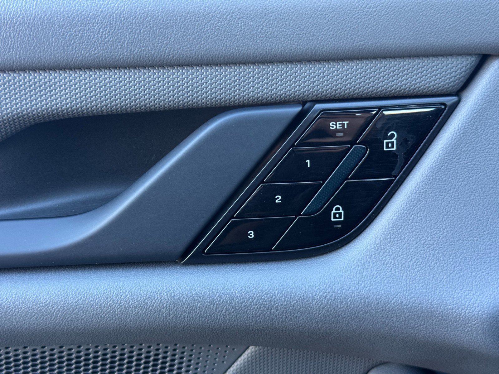 Used 2020 Porsche Taycan 4S image 18