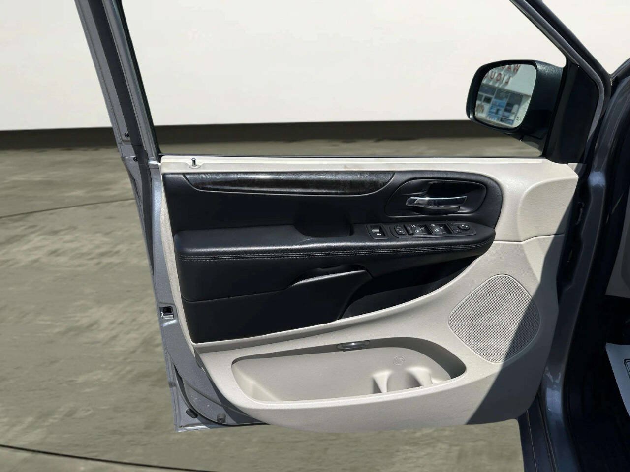 Used 2015 Dodge Grand Caravan SXT FWD image 10
