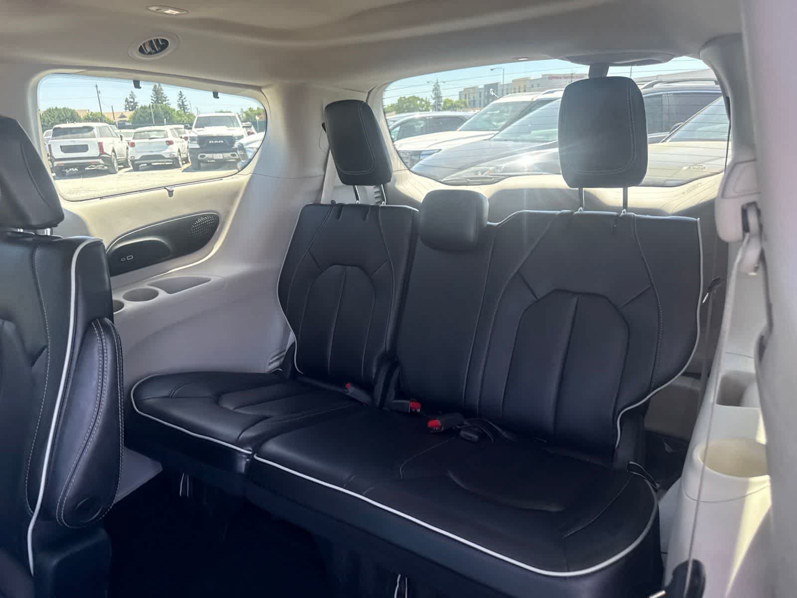 Used 2023 Chrysler Pacifica Limited FWD image 18