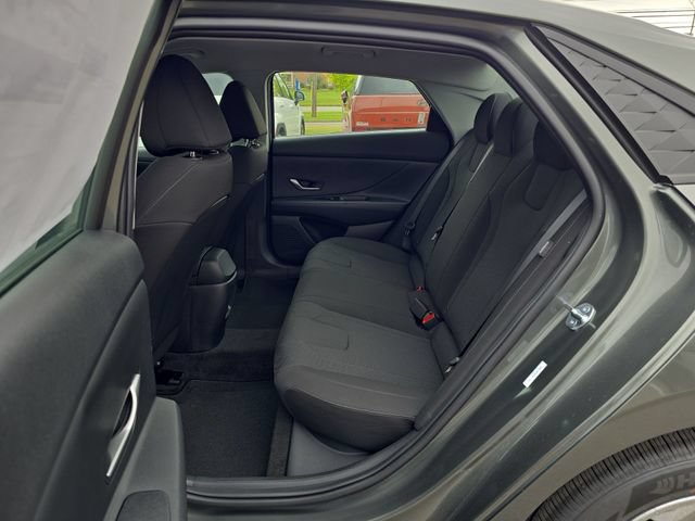 Used 2025 Hyundai Elantra SE FWD image 21