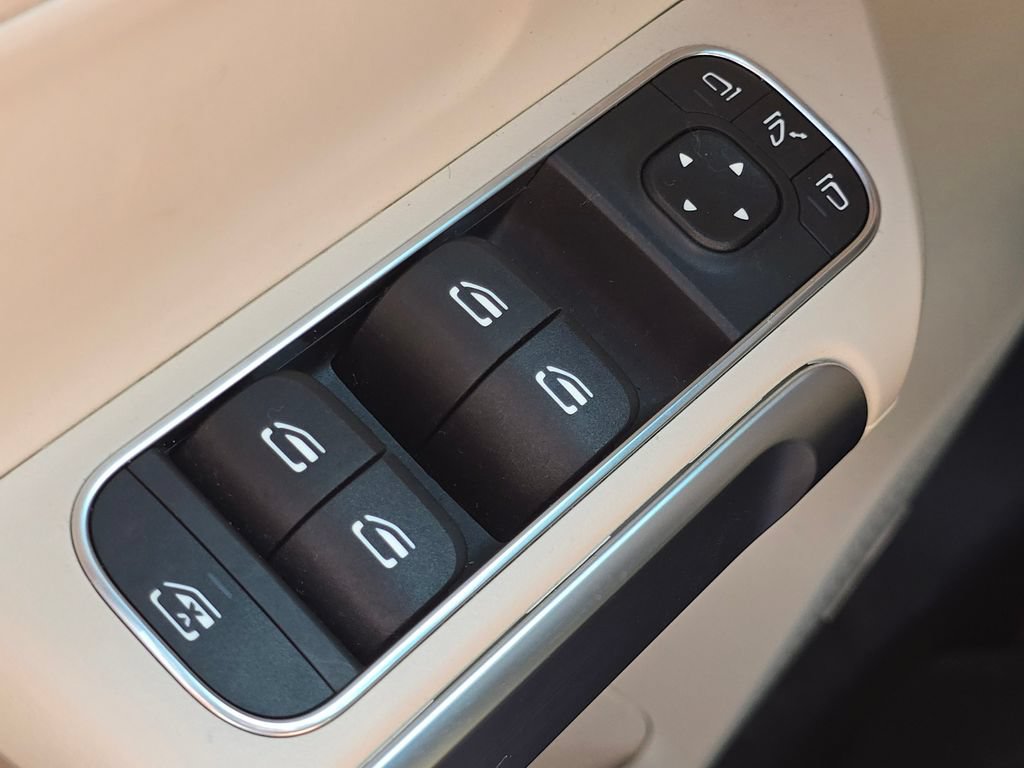 Used 2025 Mercedes-Benz GLB 250 4MATIC image 25