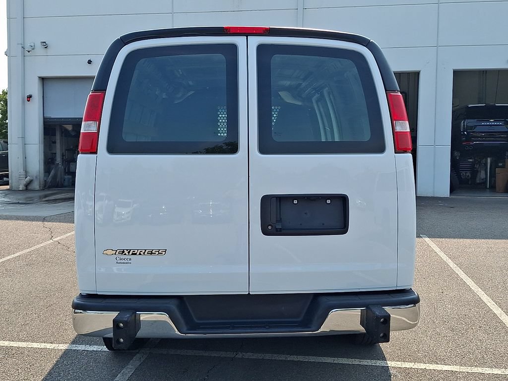 Used 2024 Chevrolet Express 2500 w/ Driver Convenience Package RWD image 8