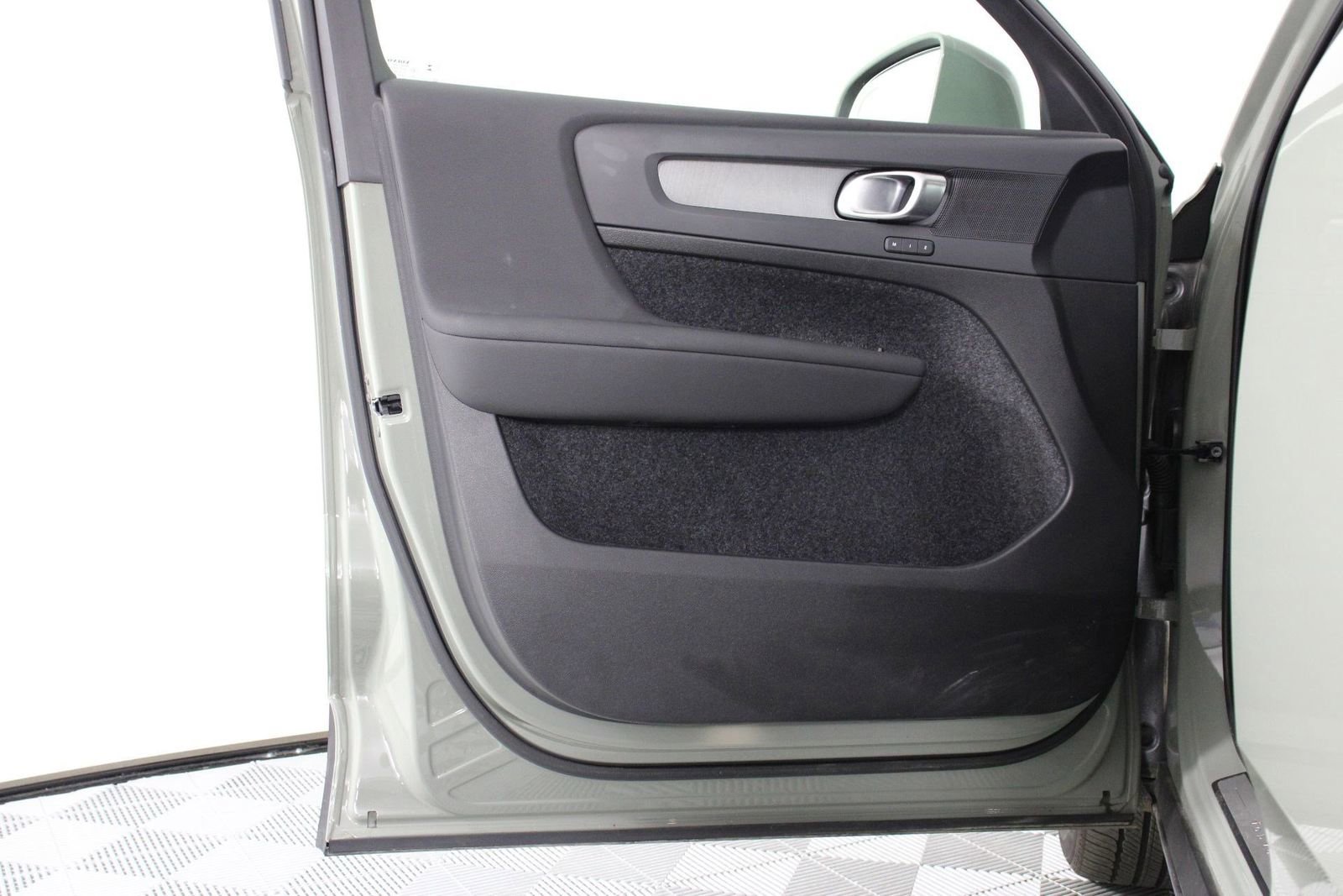 Certified 2025 Volvo XC40 B5 Plus image 17