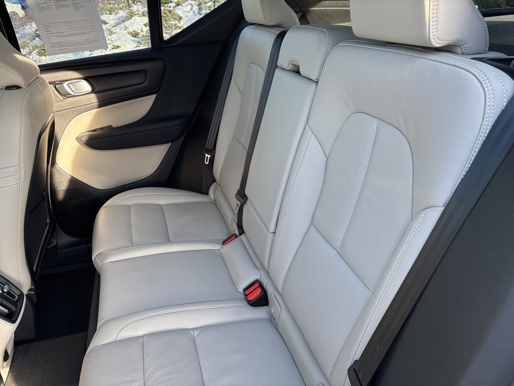 Certified 2023 Volvo XC40 B5 Plus w/ Protection Package Premier image 32