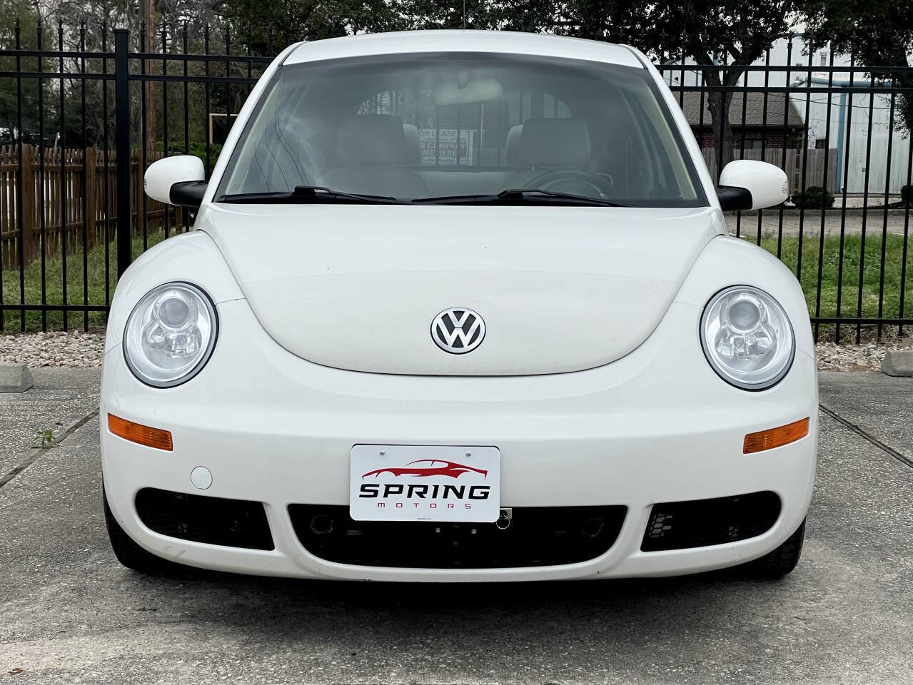 Used 2009 Volkswagen Beetle Base 2dr Coupe 5M image 2