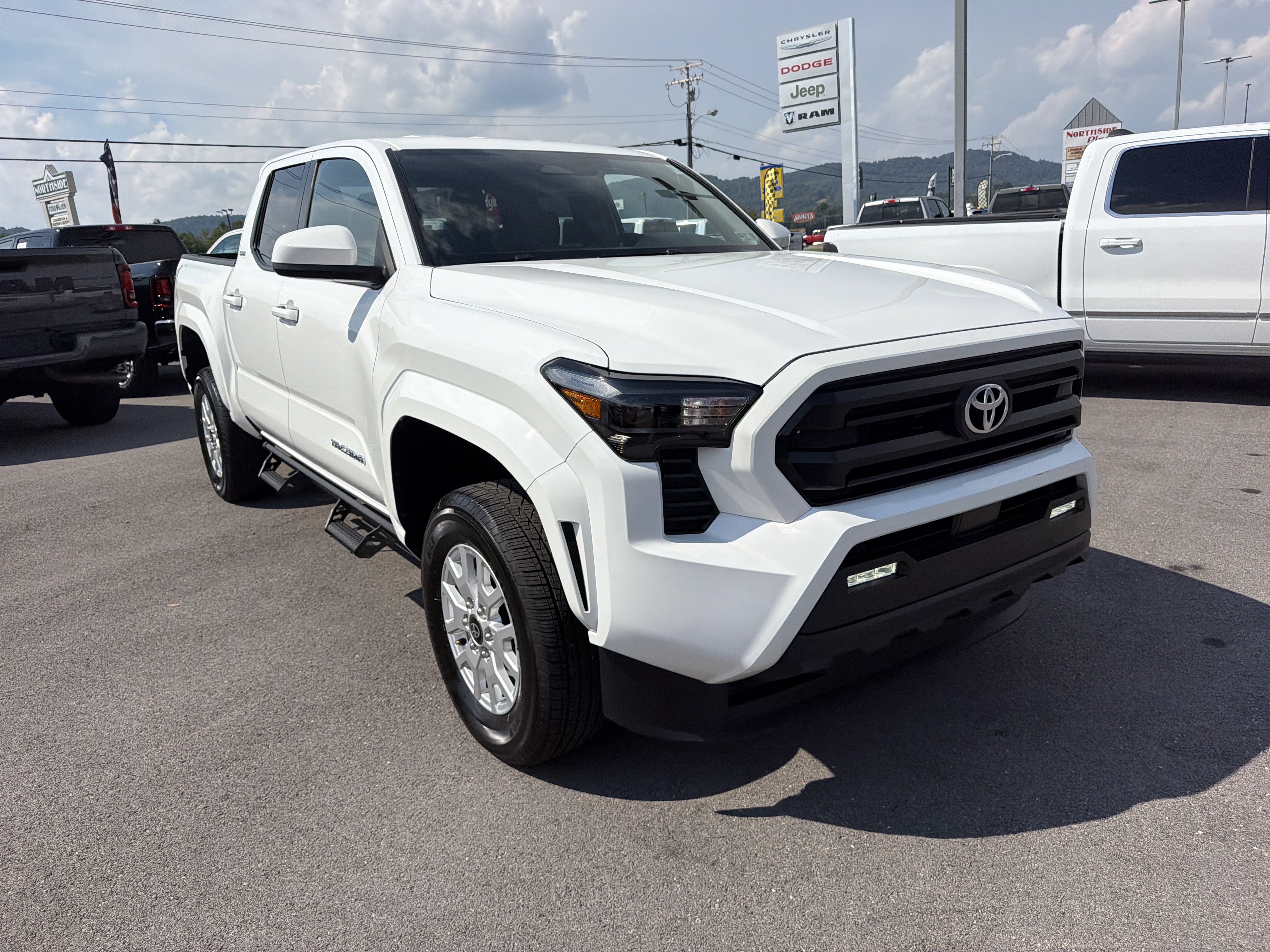 Used 2025 Toyota Tacoma SR5 AWD/4WD image 3