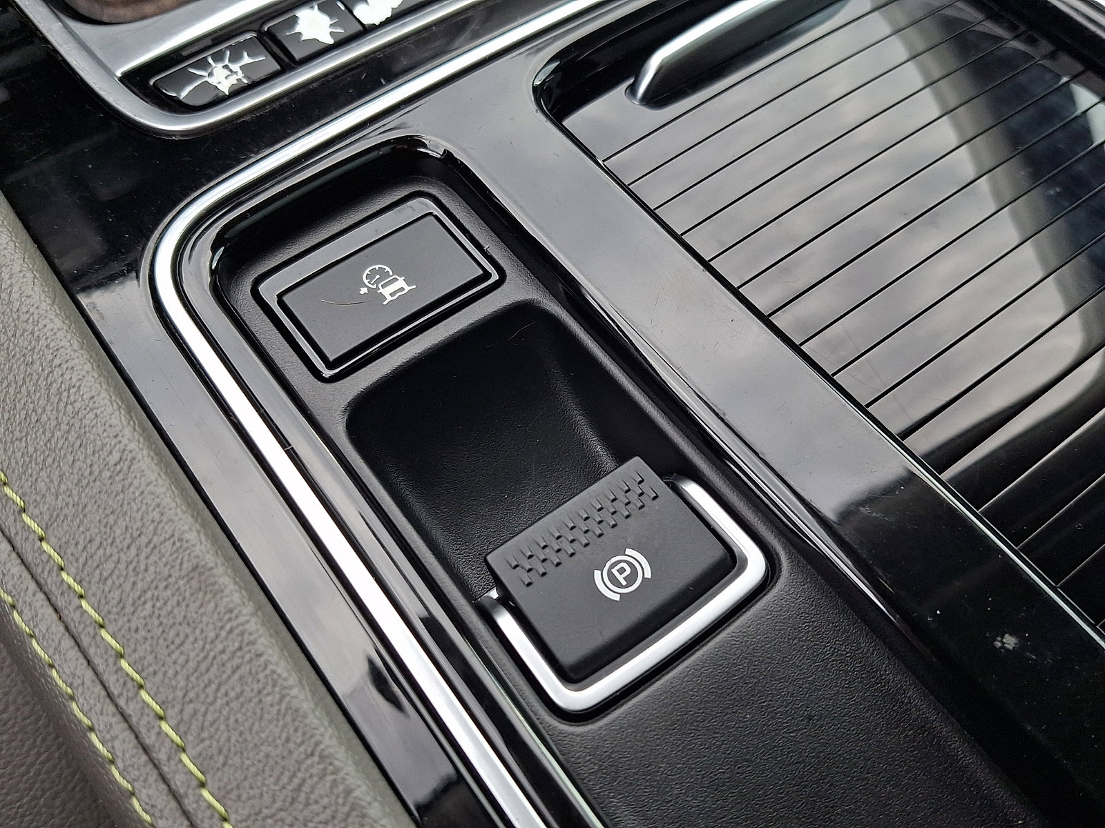 Used 2018 Jaguar F-PACE R-Sport image 23