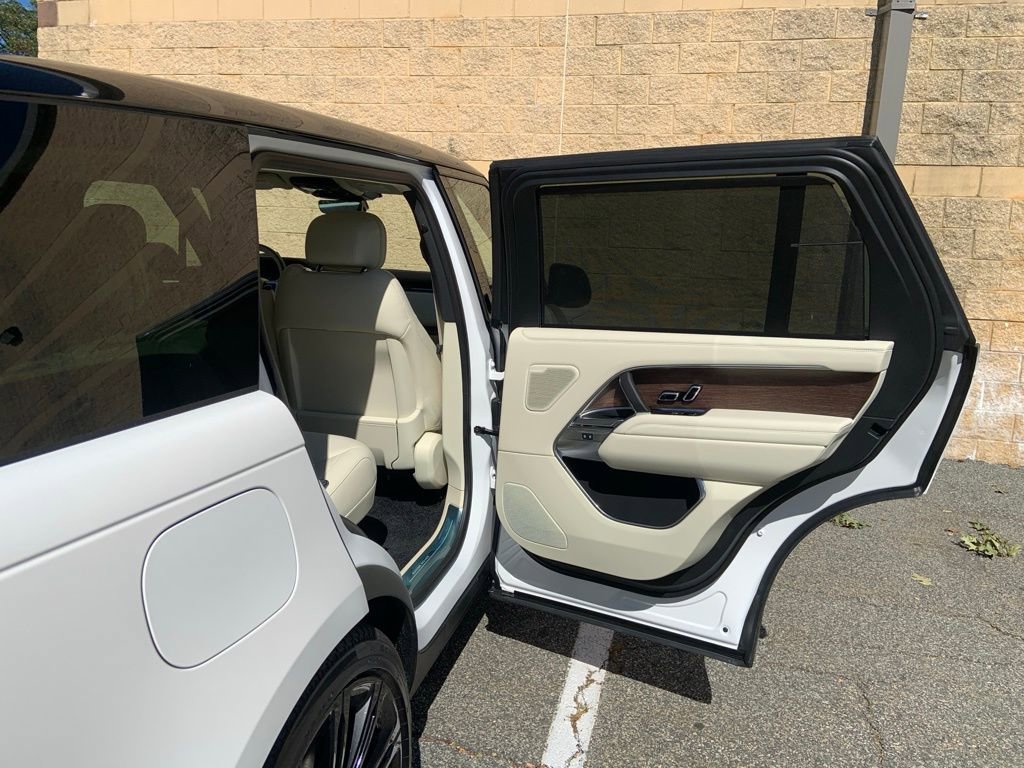 New 2025 Land Rover Range Rover Long Wheelbase SE image 16