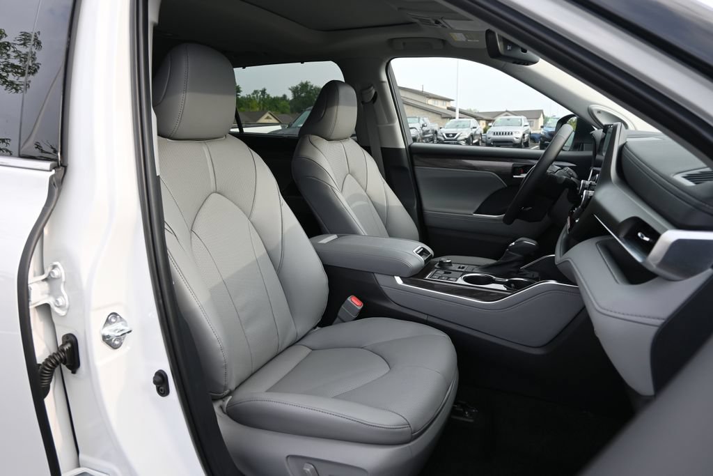 New 2026 Toyota Highlander Limited AWD/4WD image 15