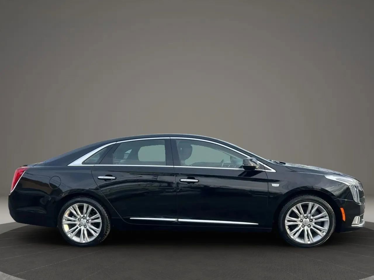 Used 2019 Cadillac XTS Luxury image 4