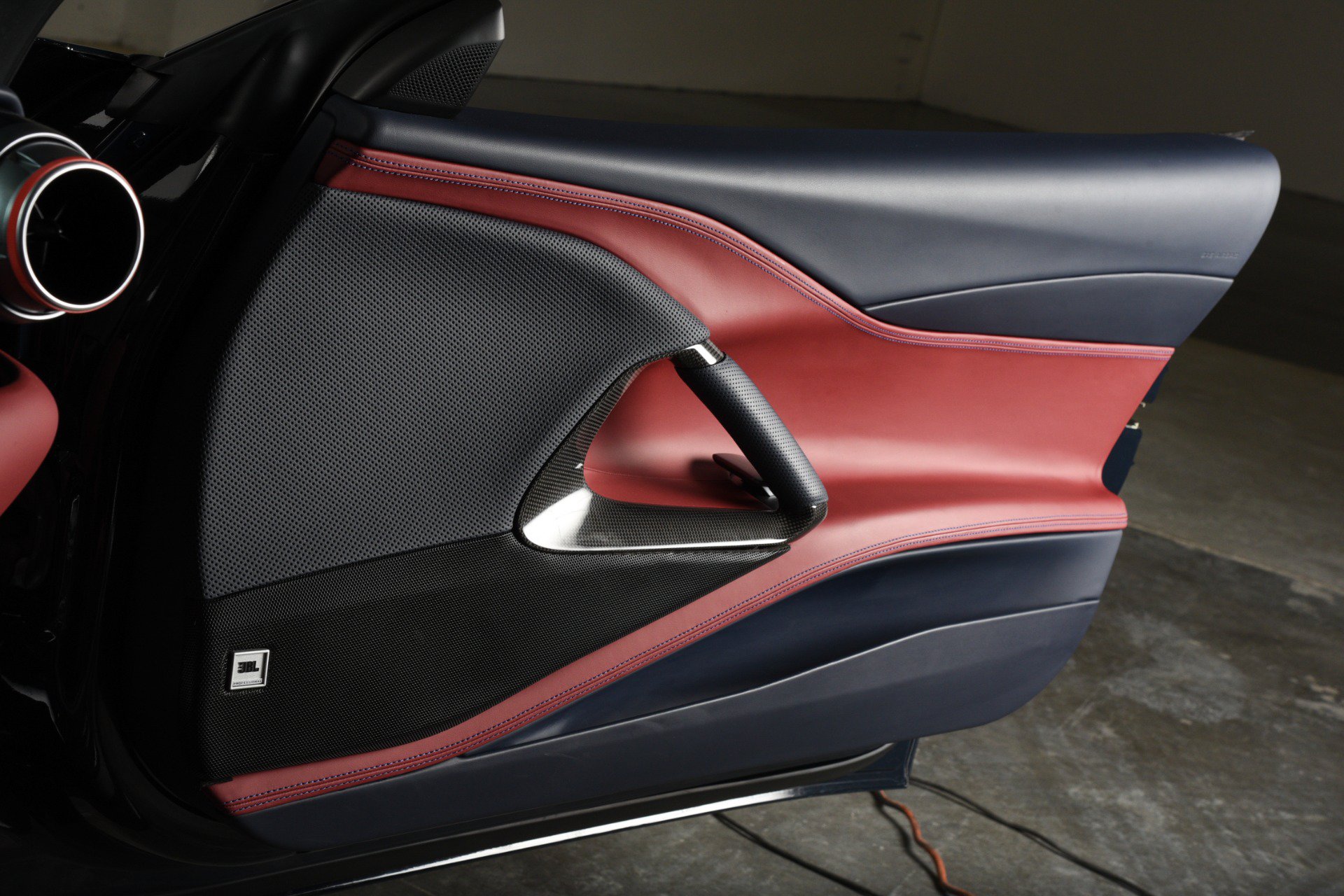 Used 2020 Ferrari 812 Superfast RWD image 38
