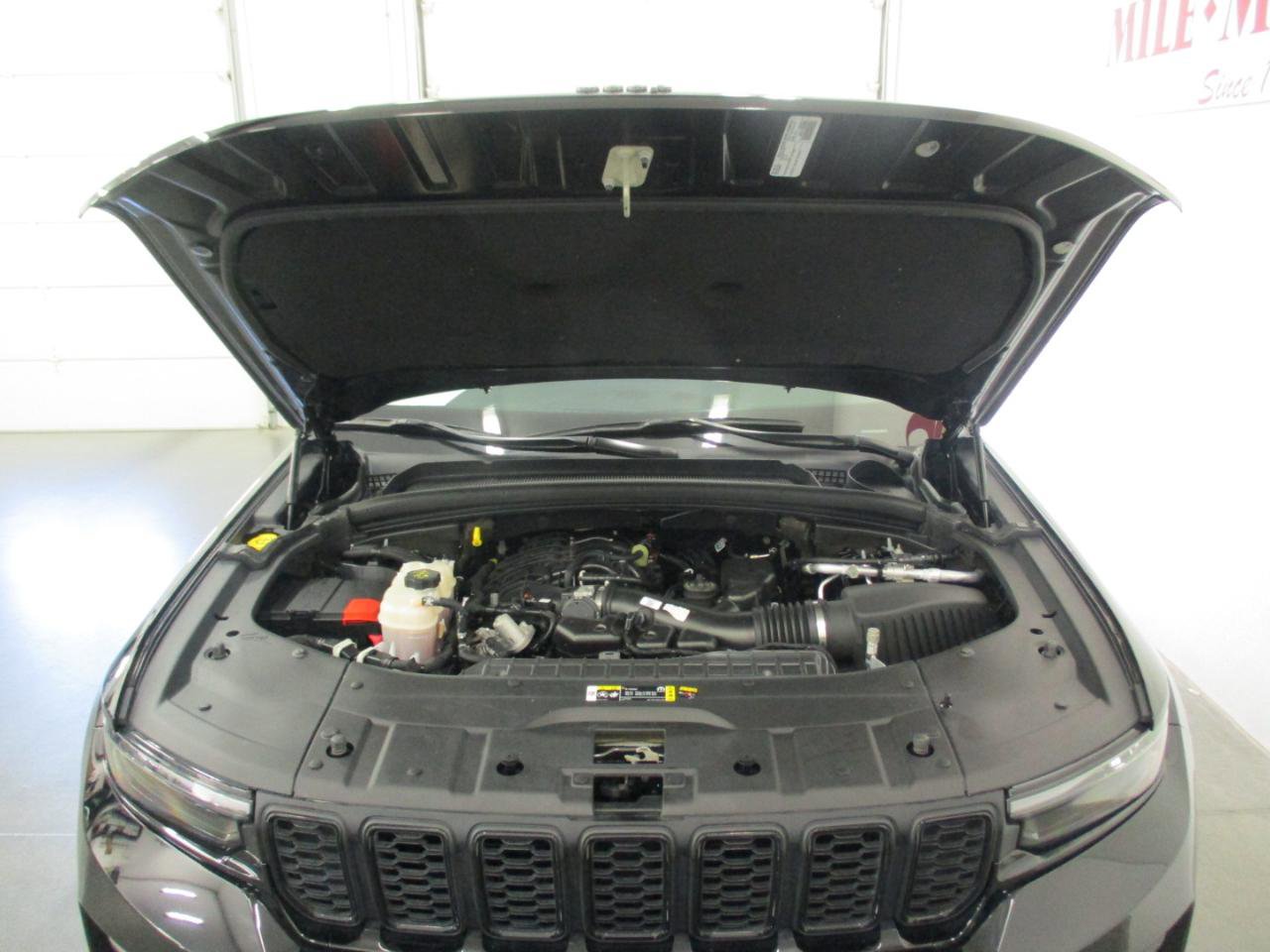 Used 2022 Jeep Grand Cherokee Altitude AWD/4WD image 26