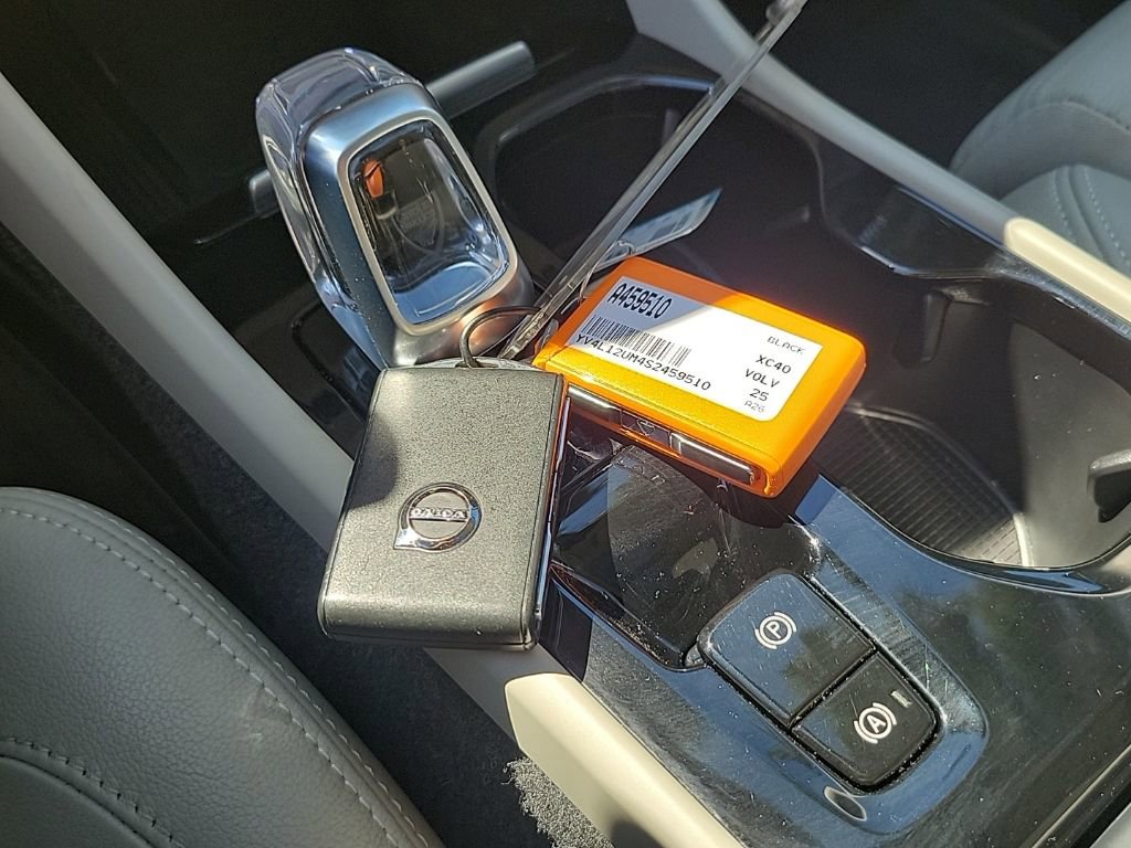 Used 2025 Volvo XC40 B5 Ultra image 24