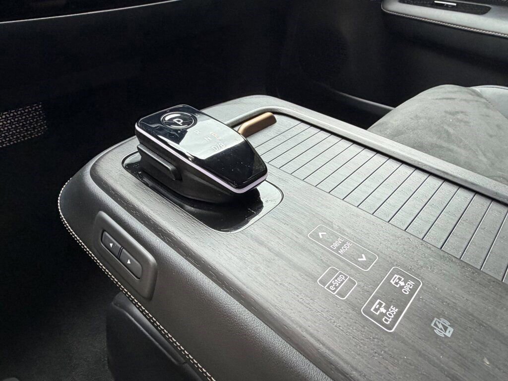 Certified 2024 Nissan Ariya FWD image 24