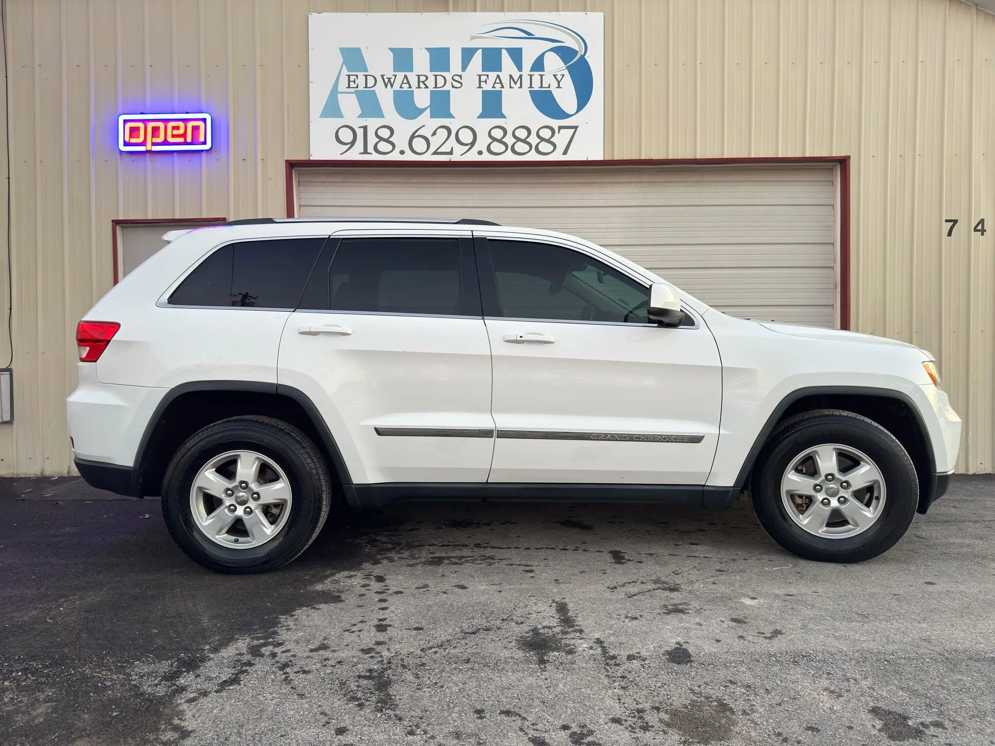 Used 2013 Jeep Grand Cherokee Laredo w/ Laredo E Group image 12