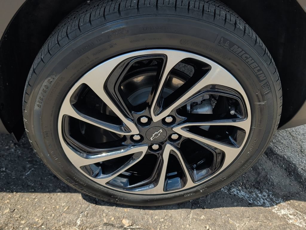 Used 2023 Chevrolet Bolt EUV Premier w/ Sun & Sound Package FWD image 9