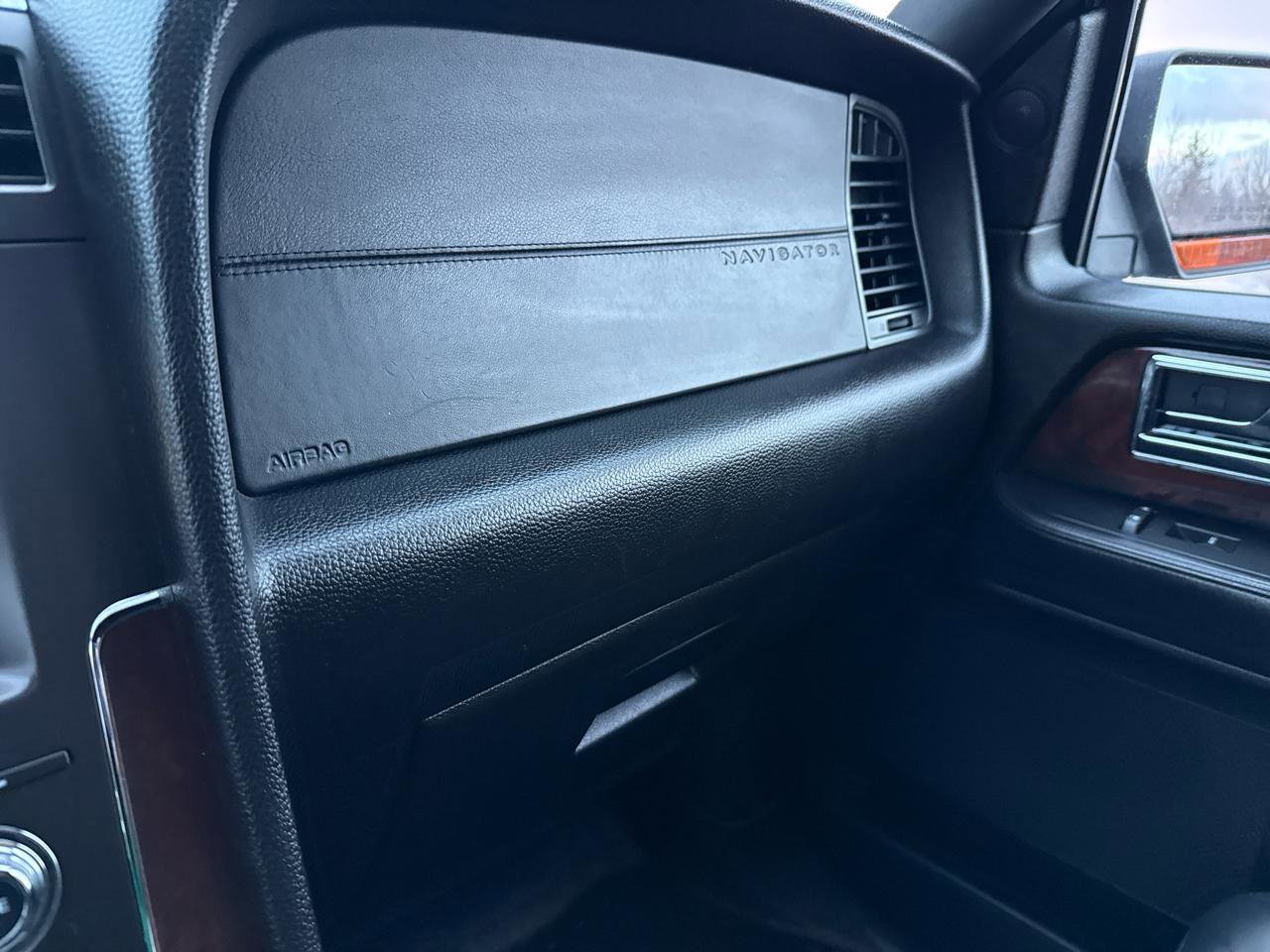 Used 2015 Lincoln Navigator 4WD 4dr image 21
