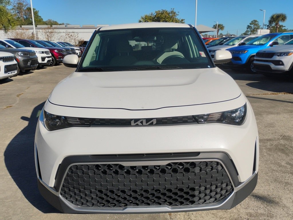 Used 2023 Kia Soul LX w/ LX Technology Package image 2