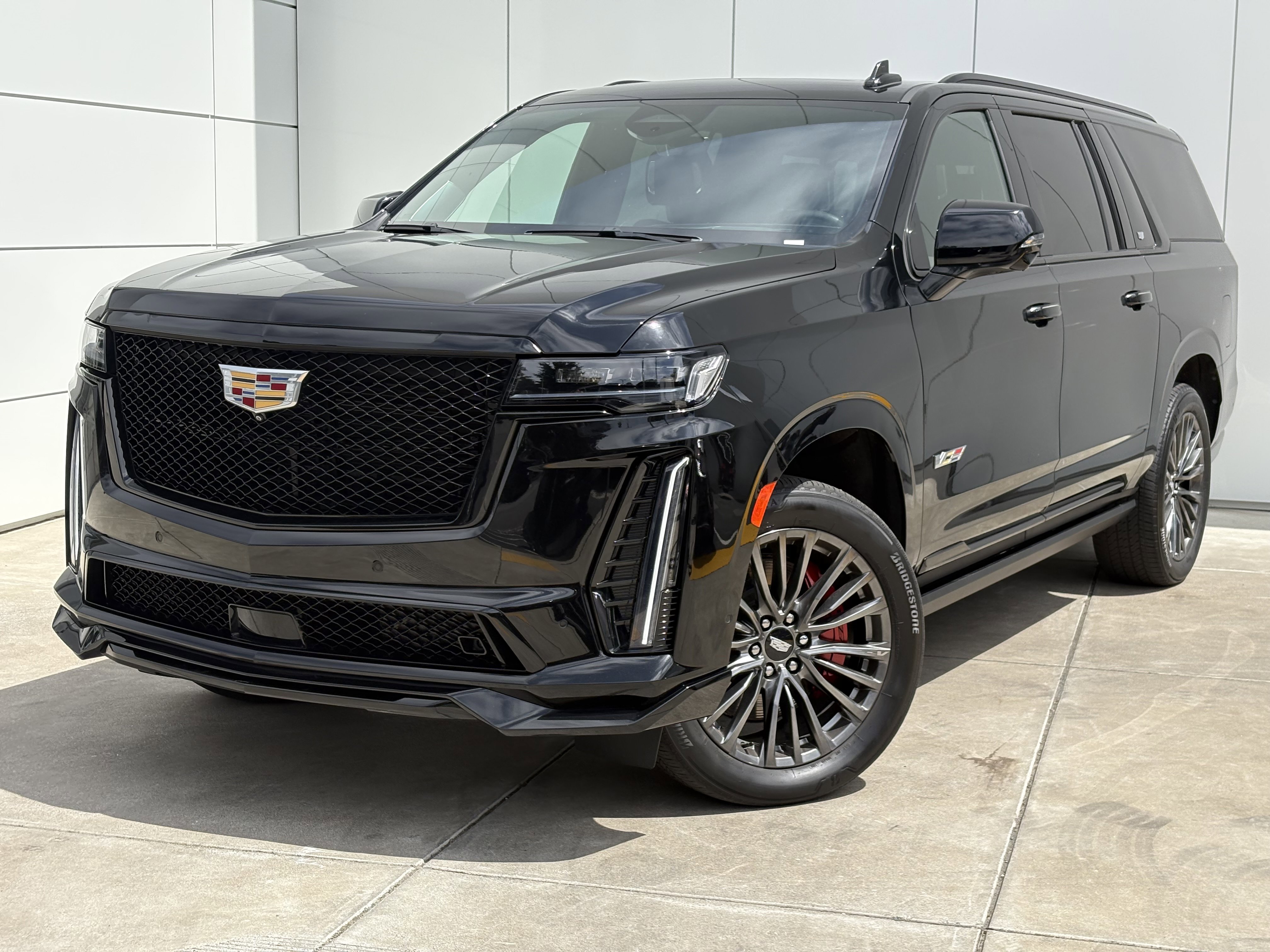 Used 2023 Cadillac Escalade ESV V AWD/4WD image 2