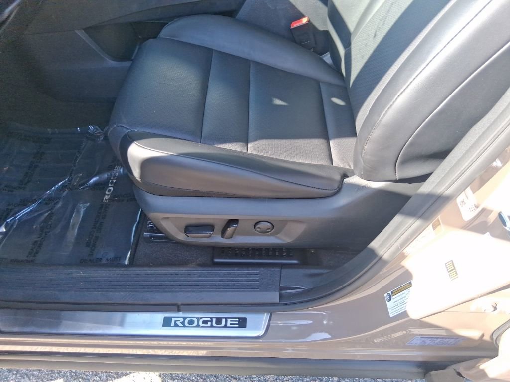 Used 2024 Nissan Rogue SV w/ SV Premium Package image 12