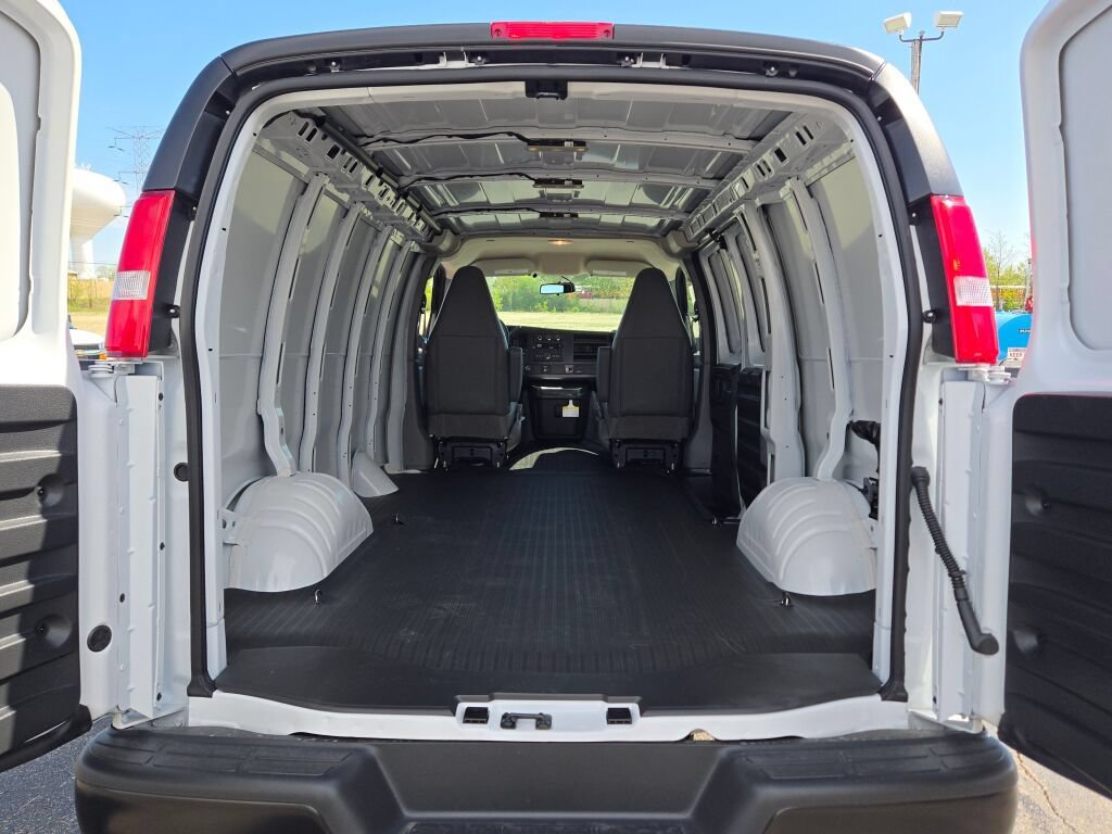 New 2026 Chevrolet Express 2500 w/ Communications Package RWD image 16