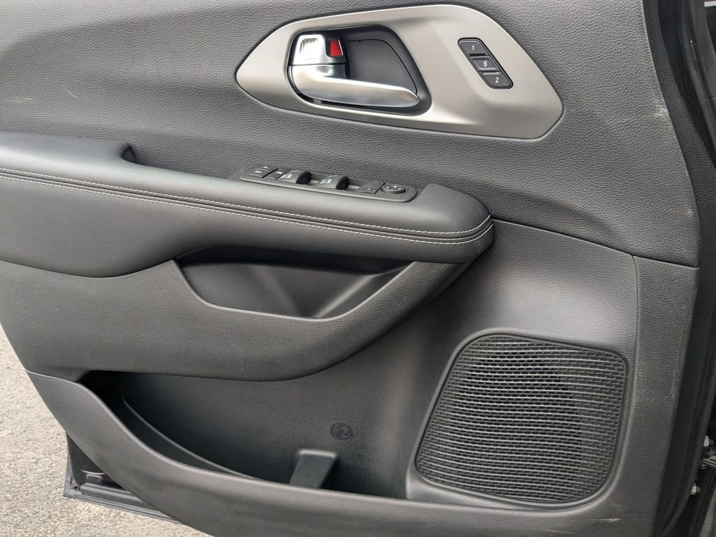 Used 2025 Chrysler Pacifica Select image 11