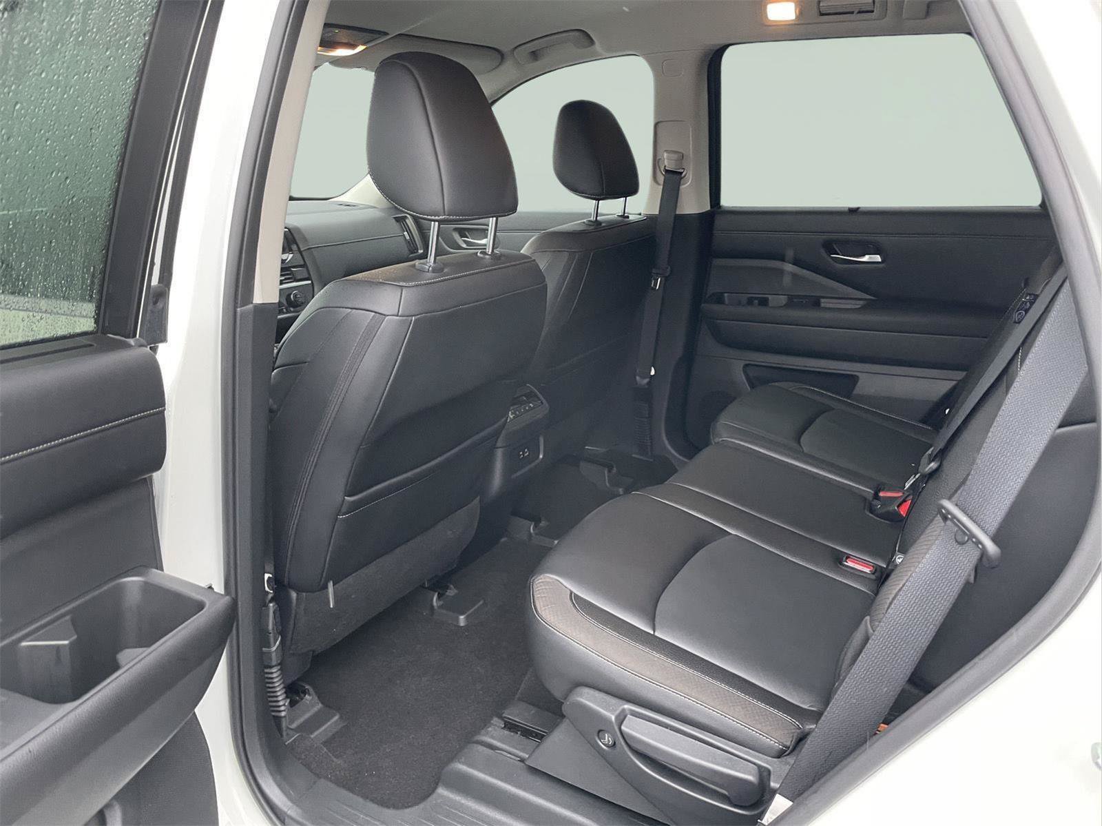 Used 2023 Nissan Pathfinder SL AWD/4WD image 14
