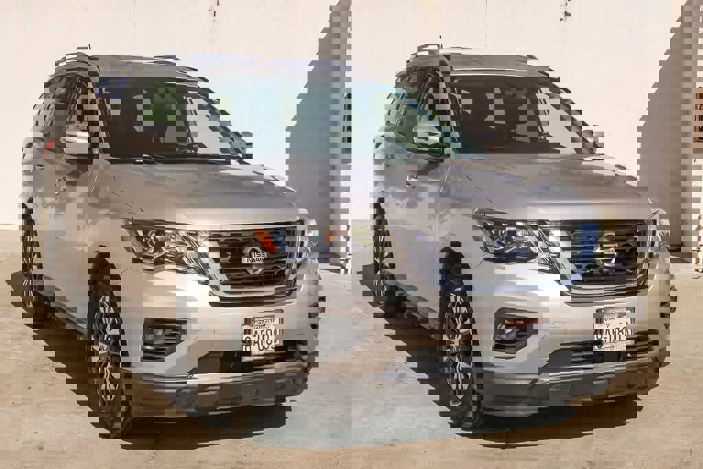 Used 2017 Nissan Pathfinder S image 3