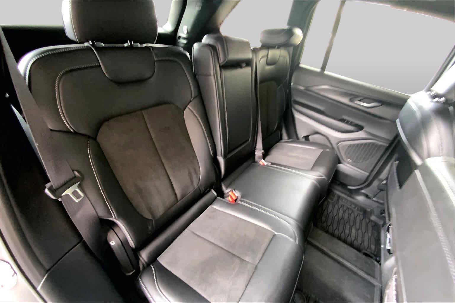 Used 2025 Jeep Grand Cherokee Altitude AWD/4WD image 35