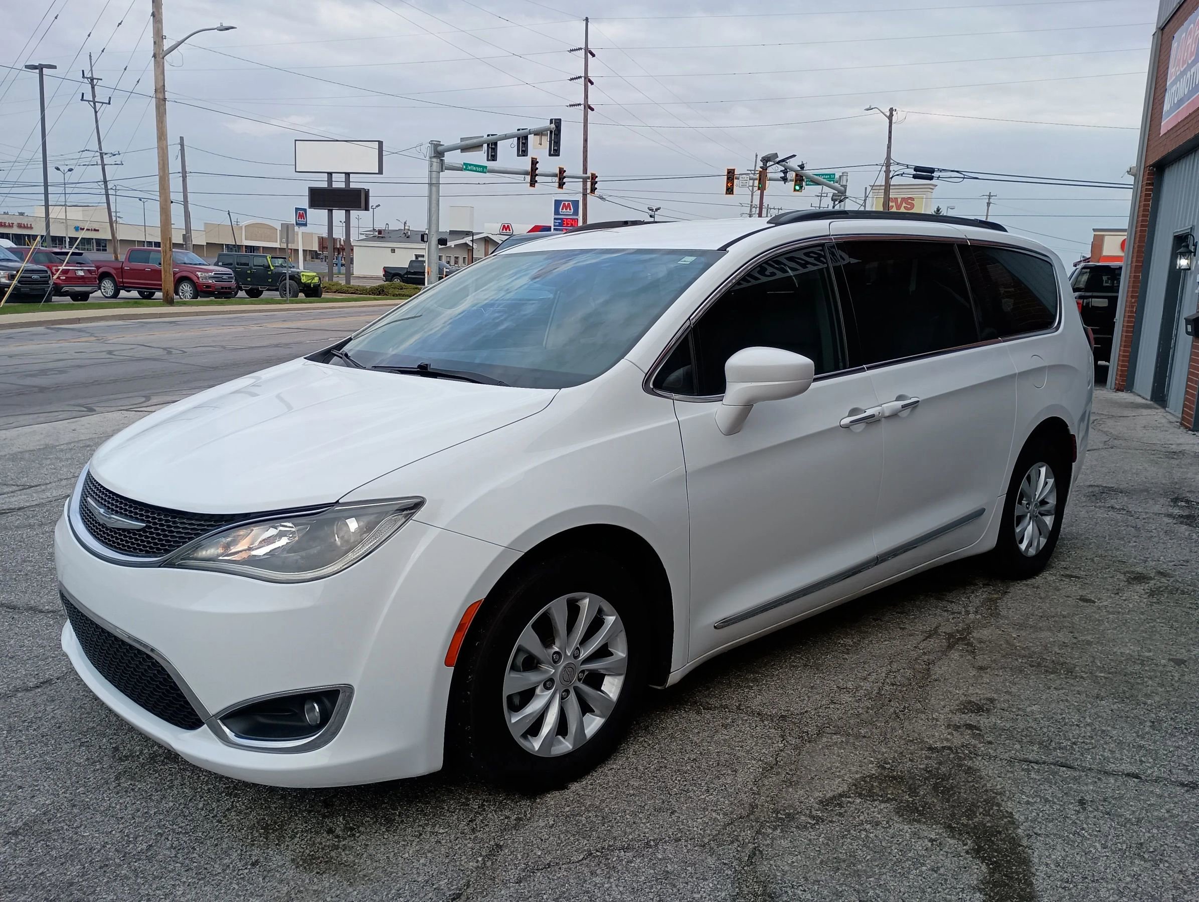 Used 2017 Chrysler Pacifica Touring-L image 2